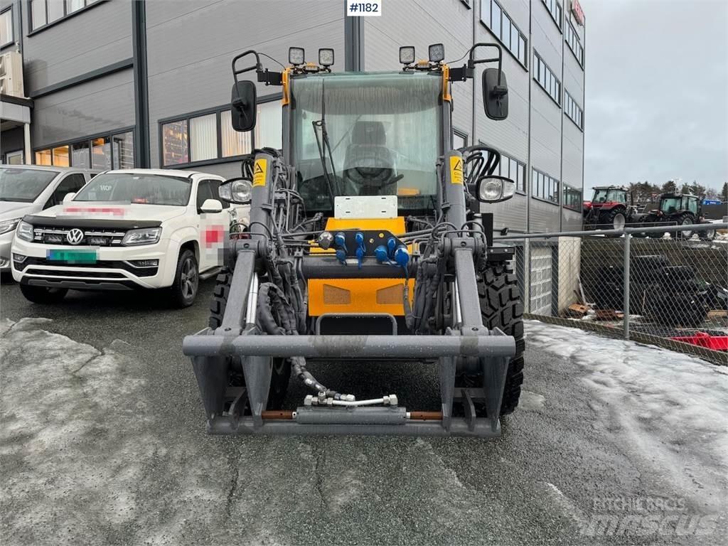 LM Trac 587 Víceúčelové nakladače