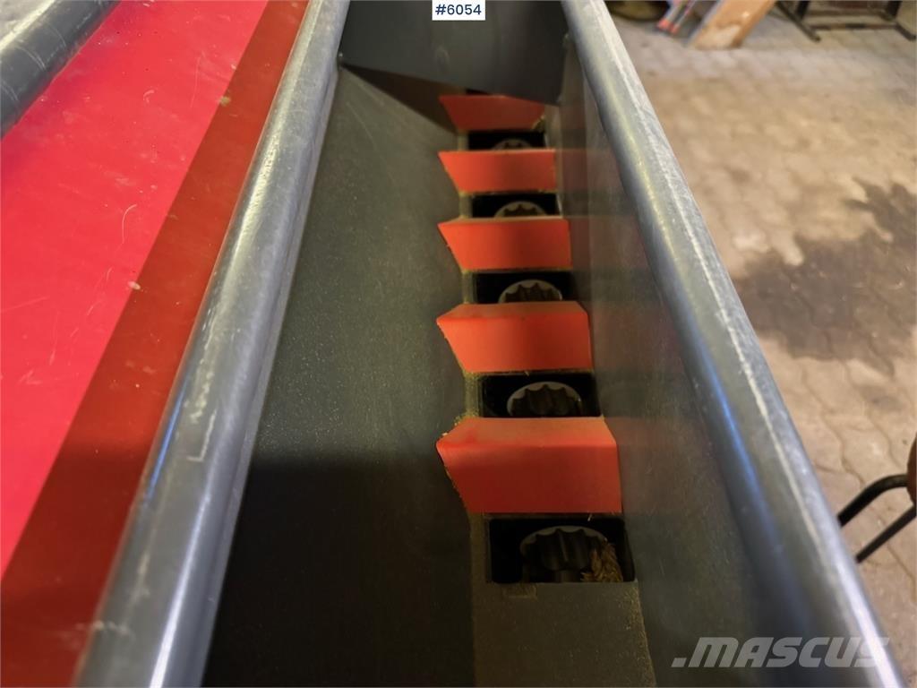 Tume CK 3000 Mechanické secí stroje