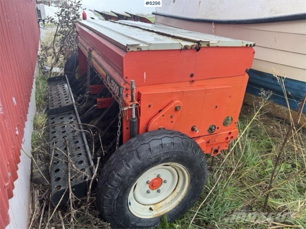 Tume KL 2500 Mechanické secí stroje