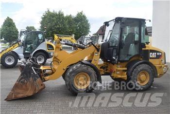 CAT 907M Kolové nakladače
