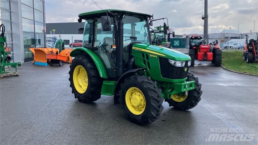 John Deere 5058E Traktory