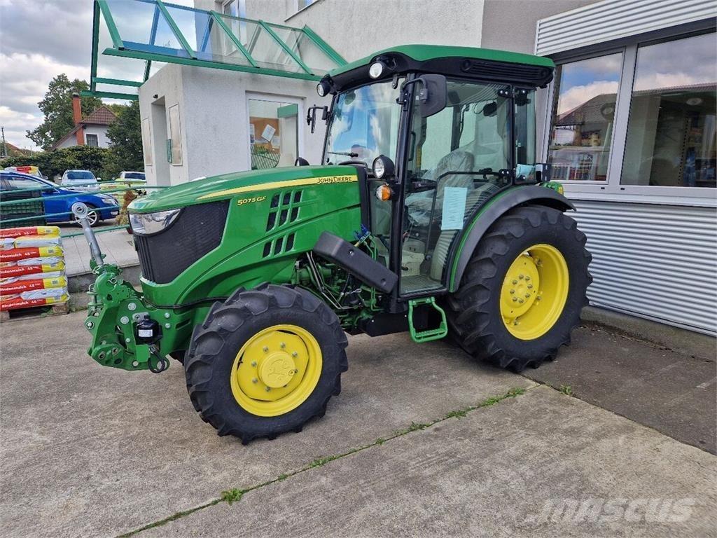 John Deere 5075 GF Traktory