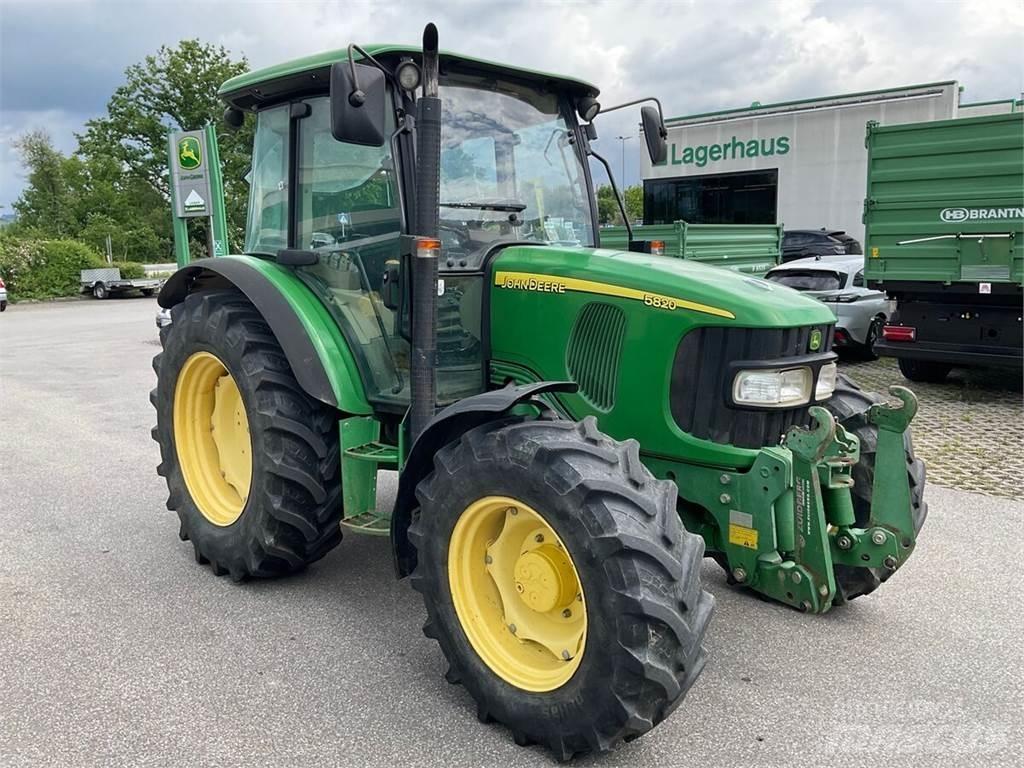John Deere 5820 Traktory