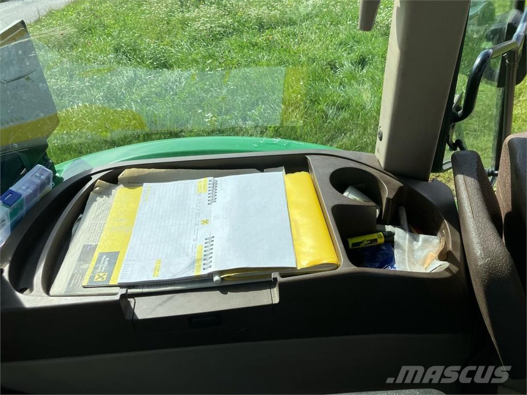 John Deere 5820 Traktory