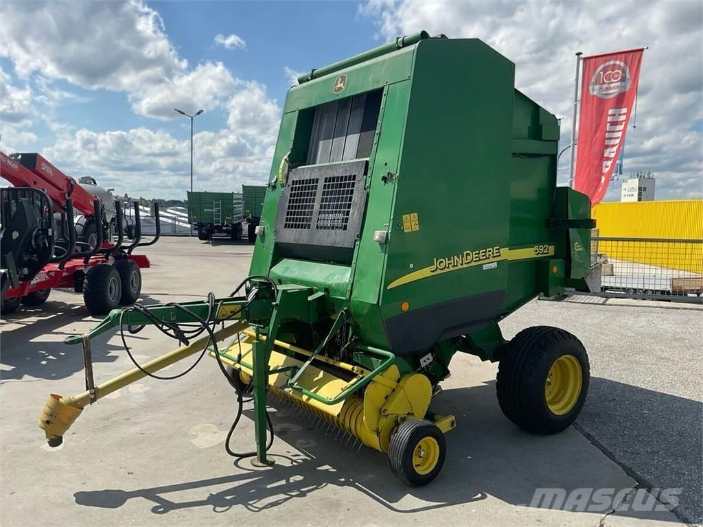 John Deere 592C Lis na válcové balíky