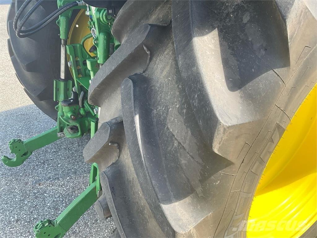 John Deere 6110R Traktory