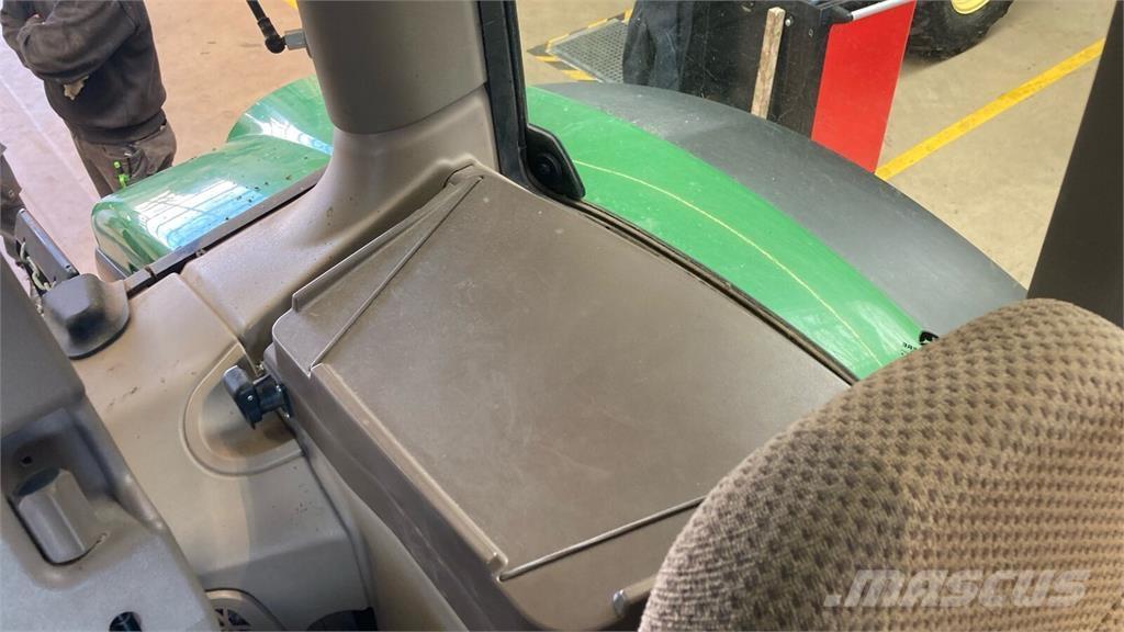 John Deere 6130R Traktory