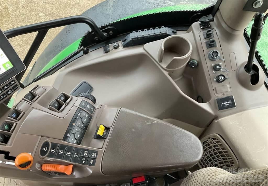 John Deere 6215R Traktory
