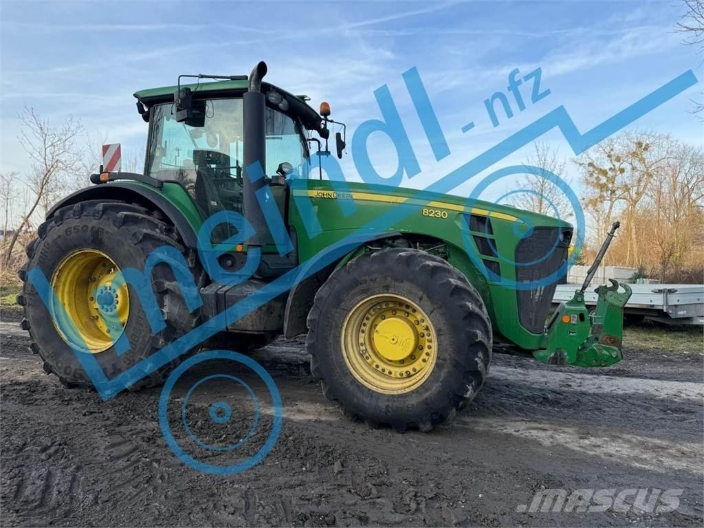 John Deere 8230 Traktory