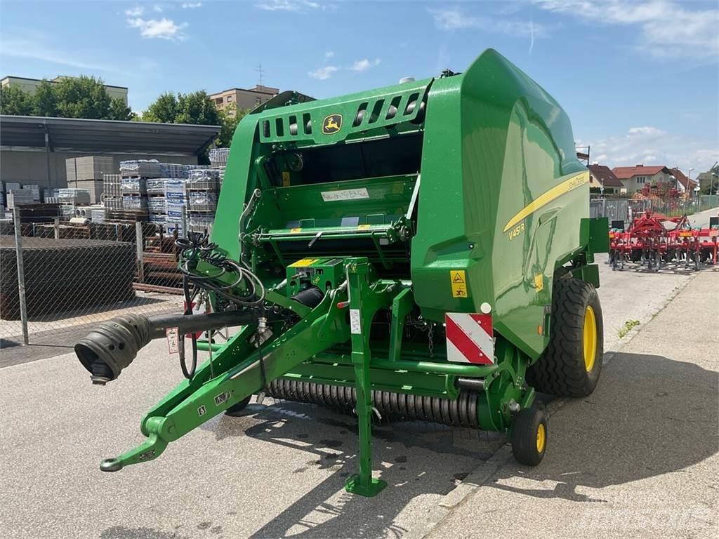 John Deere V451R Lis na válcové balíky