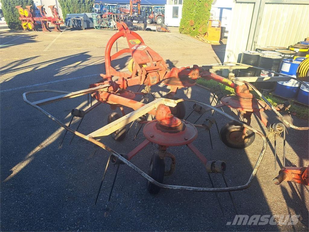 Kuhn 4 Kreisel Obraceče a shrabovače sena