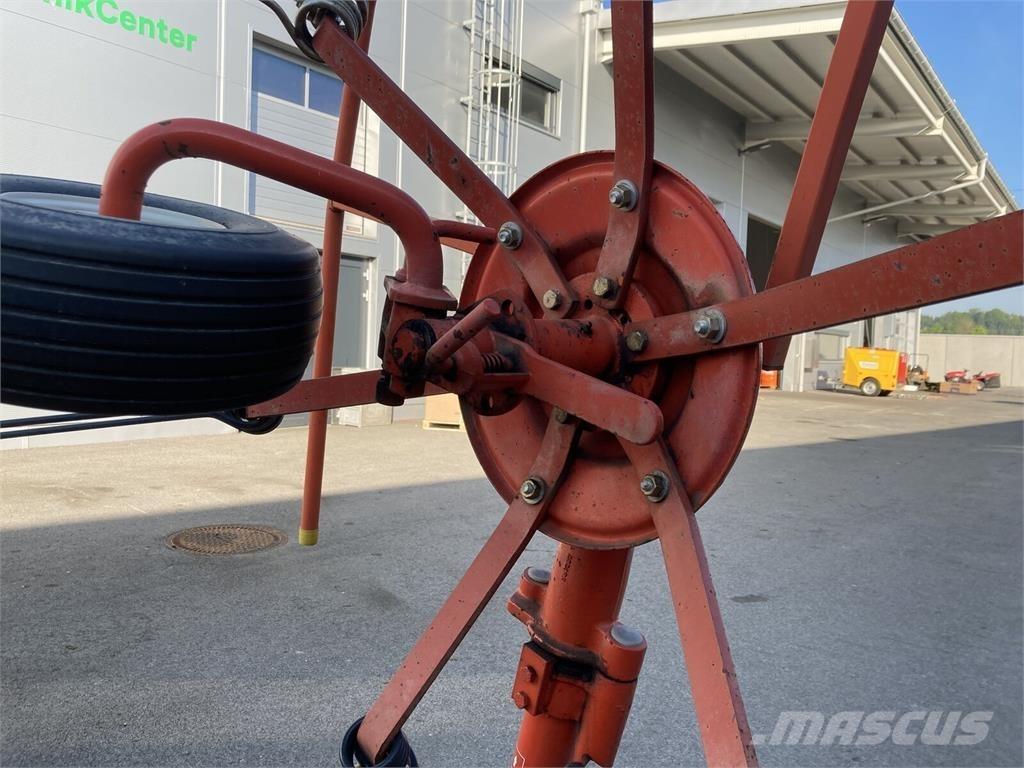 Kuhn GF 4201 HM Obraceče a shrabovače sena