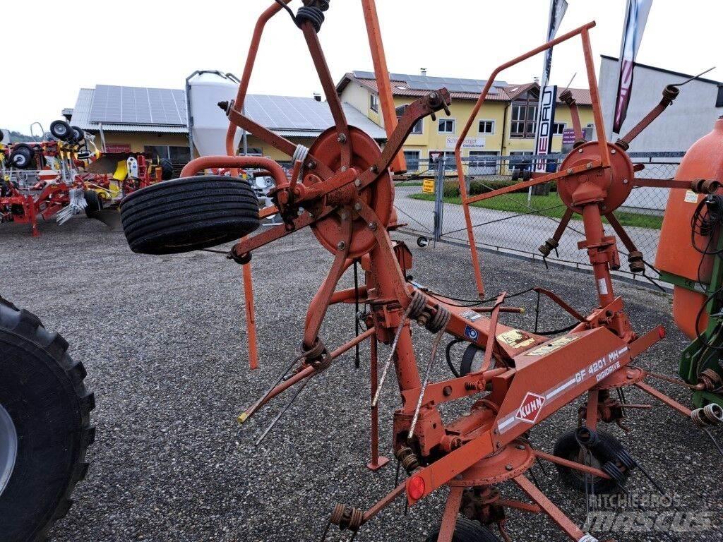 Kuhn GF 4201 MH Obraceče a shrabovače sena