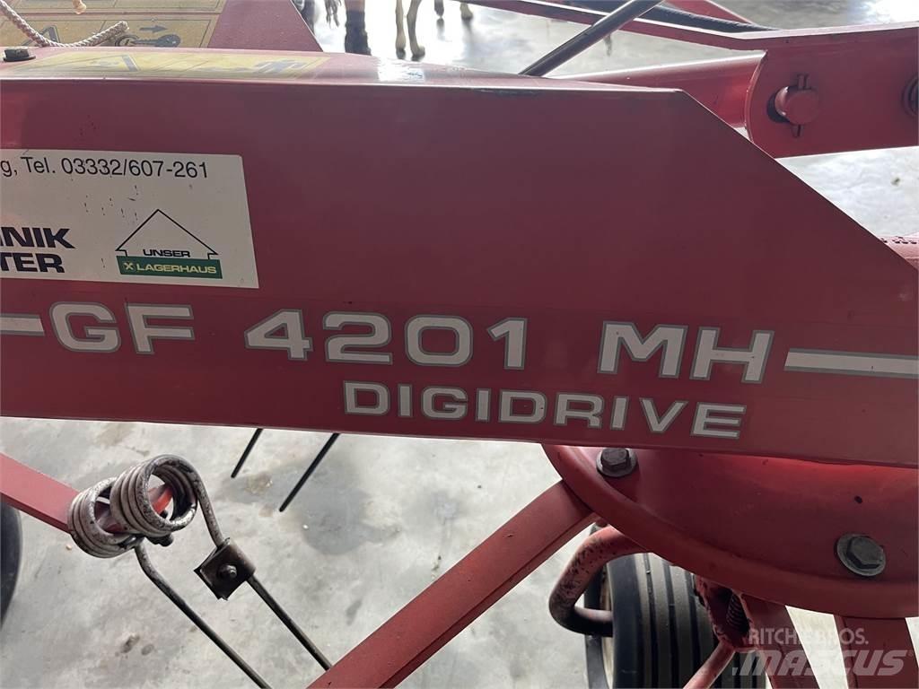 Kuhn GF 4201 MH Obraceče a shrabovače sena