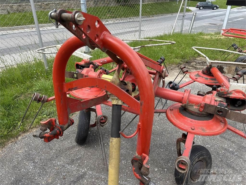 Kuhn GF 440 P Obraceče a shrabovače sena
