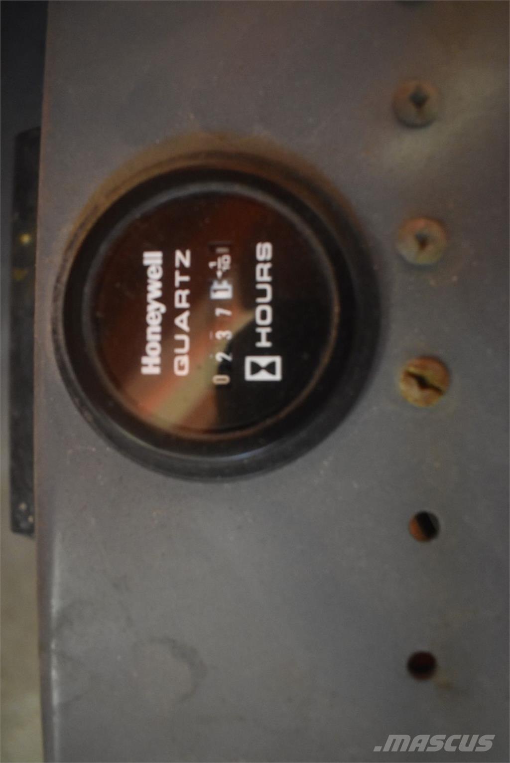 SkyJack SJ-III 3220 Kloubové plošiny