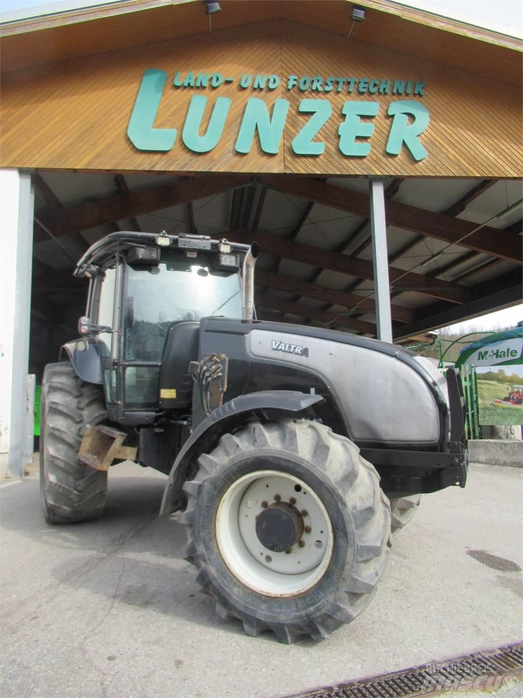 Valtra XM 130 Traktory