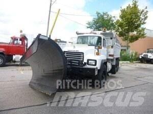 Mack RD688S Sněžné pluhy, přední sněhové radlice