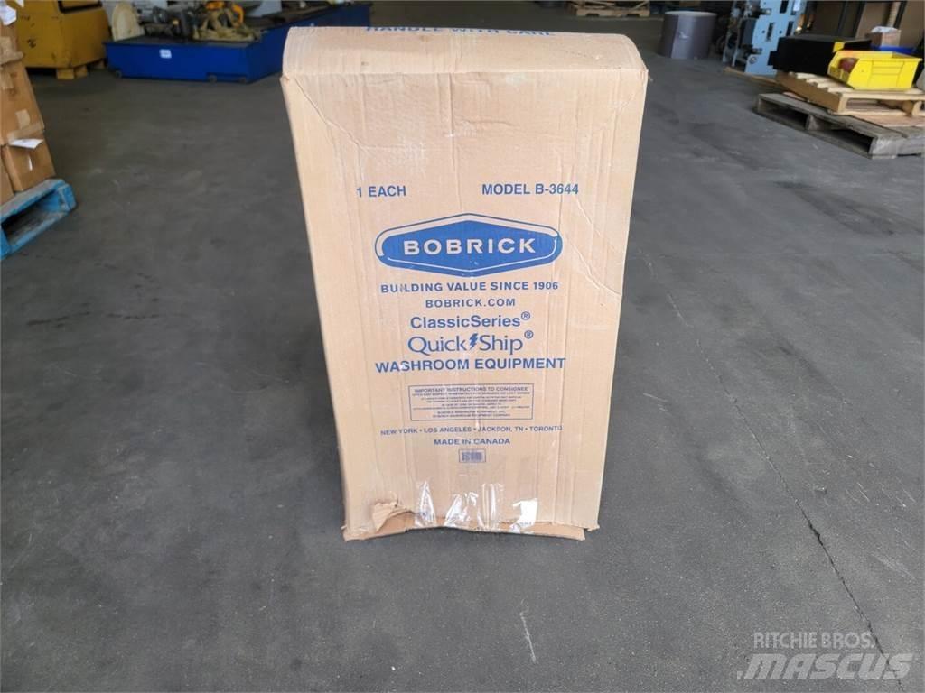  BOBRICK B-3644 Paletové široké kontejnery