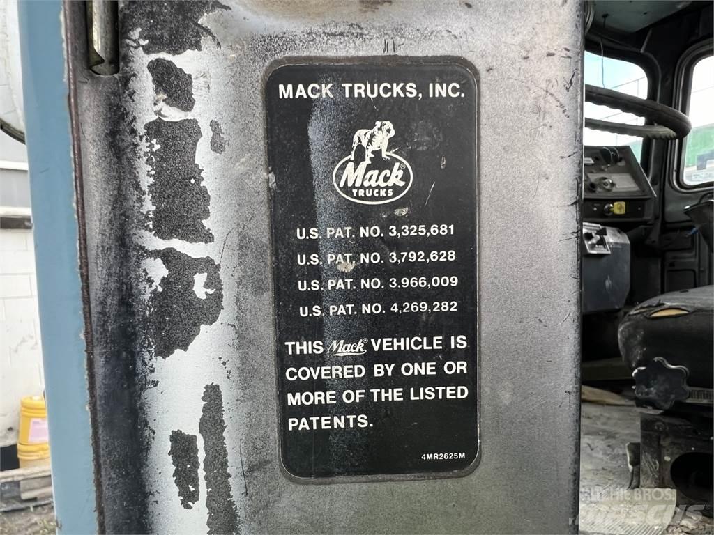 Mack RD690S Užitkové stroje
