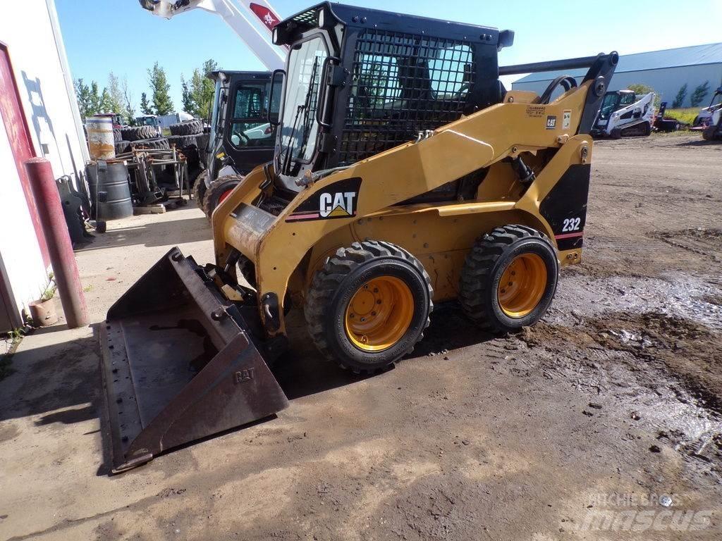 CAT 232 Smykem řízené nakladače