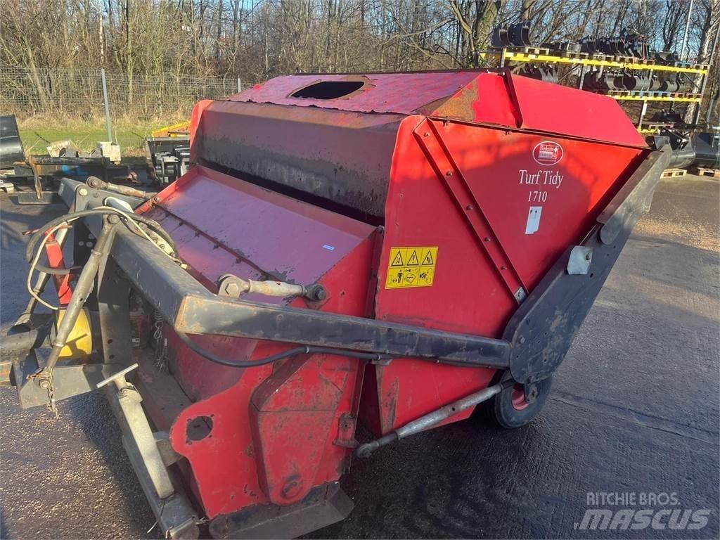  Turf Tidy Sekačky namontované a tažené