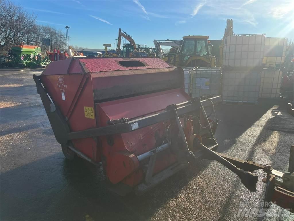  Turf Tidy Sekačky namontované a tažené