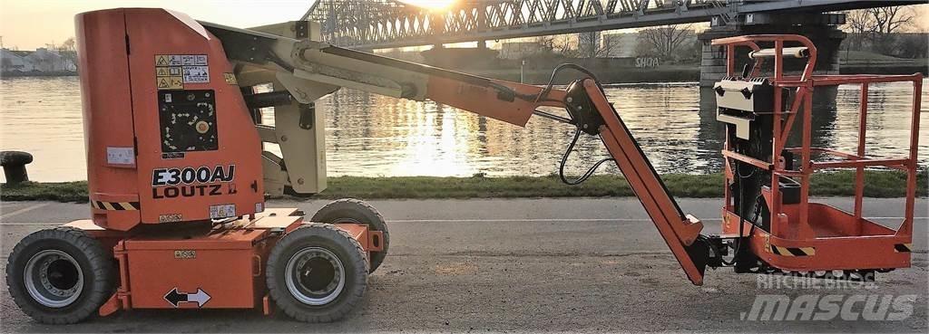 JLG E300AJ Další zvedače a plošiny