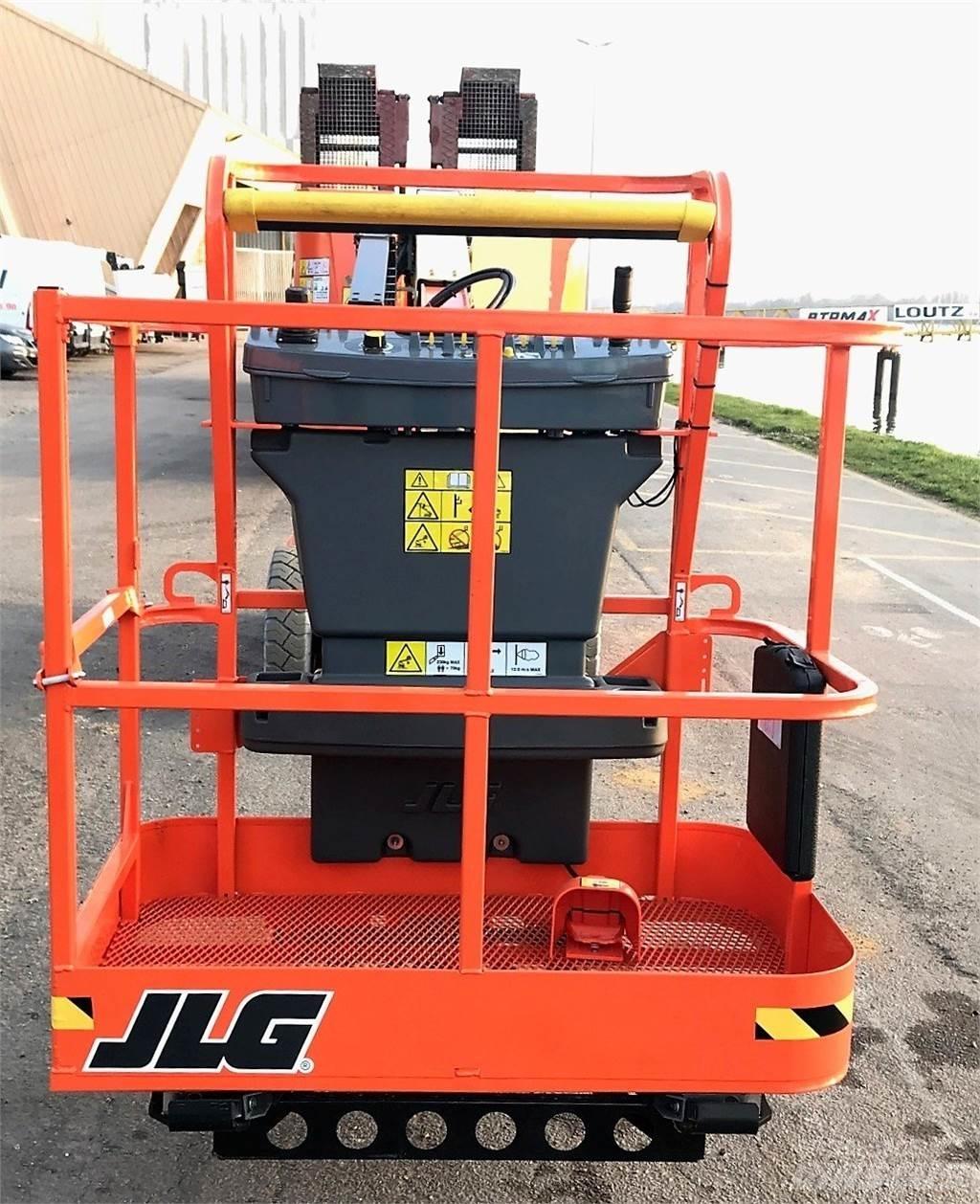 JLG E300AJ Další zvedače a plošiny