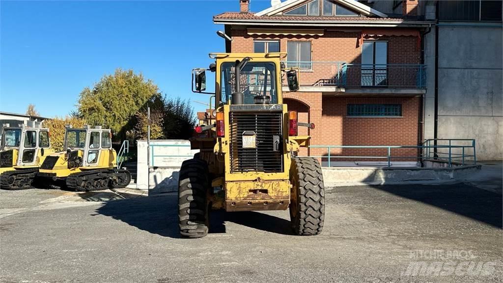 CAT 916 Kolové nakladače