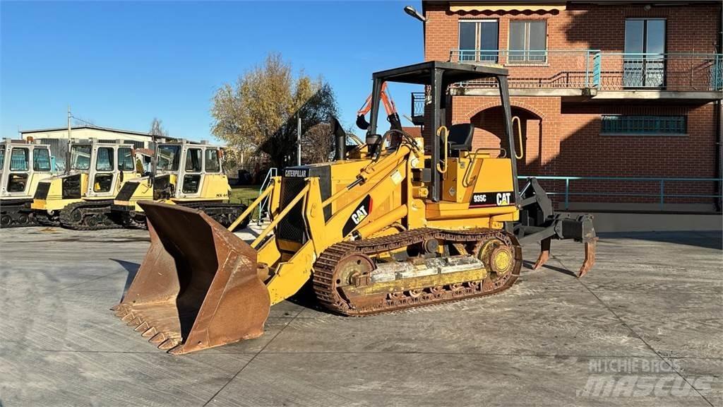 CAT 935C Kolové nakladače