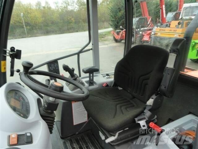 Hitachi ZW65 Kolové nakladače