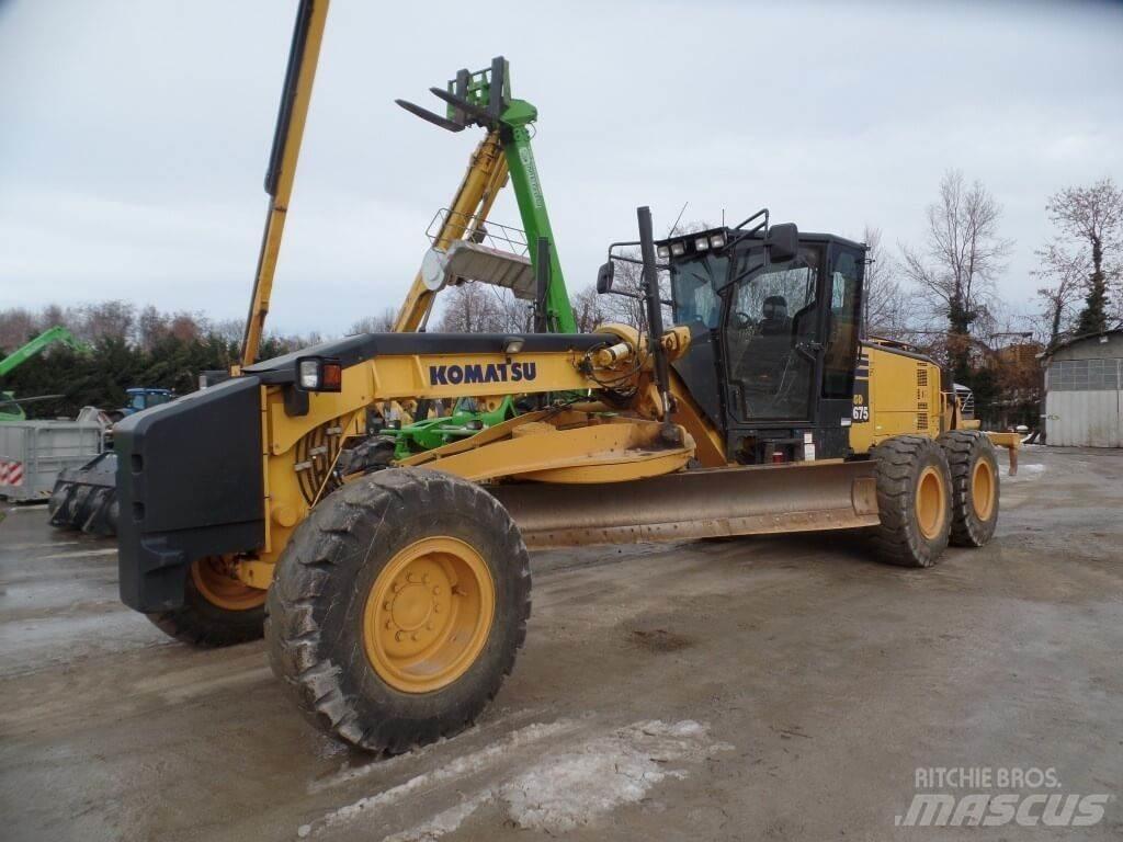 Komatsu GD675-5 Pásové dozery