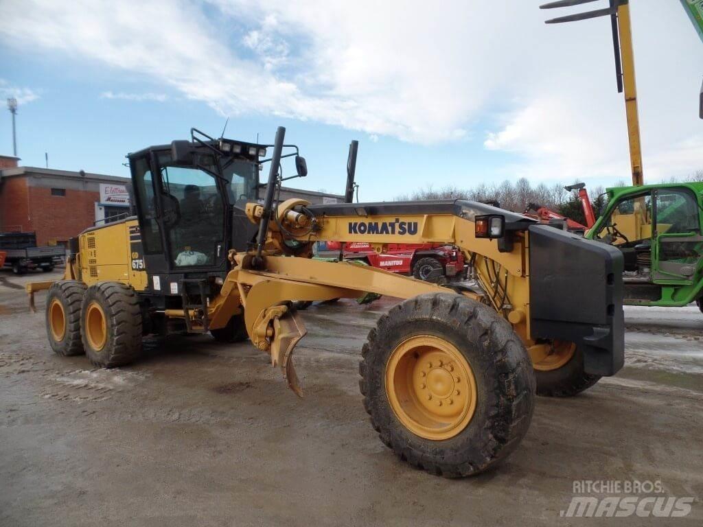 Komatsu GD675-5 Pásové dozery