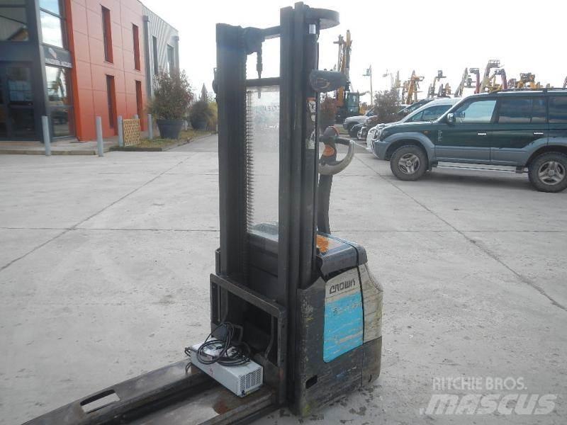 Crown ES 4000 Nízkozdvižný vozík