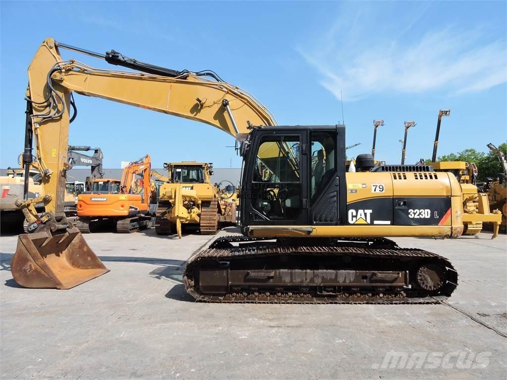 CAT 323D Pásová rýpadla