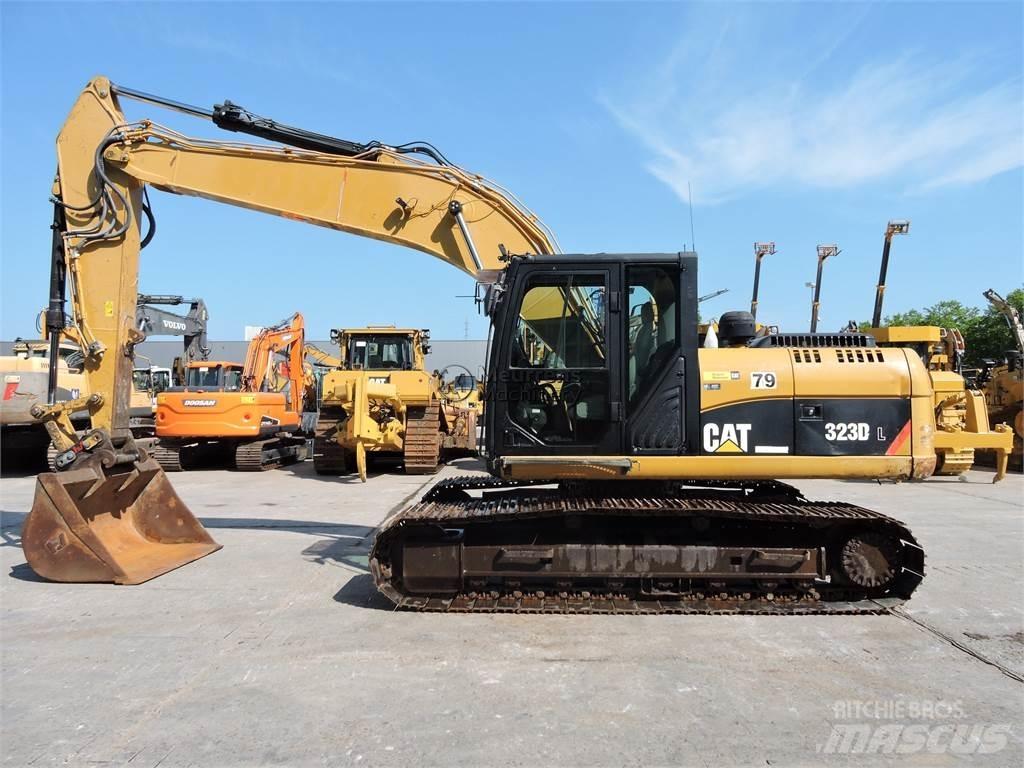 CAT 323D Pásová rýpadla