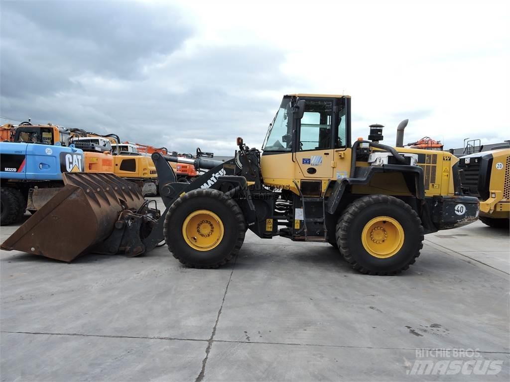 Komatsu WA320 Kolové nakladače