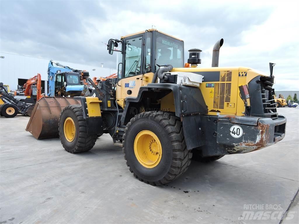 Komatsu WA320 Kolové nakladače