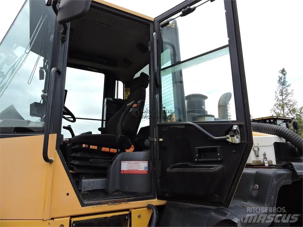 Komatsu WA320 Kolové nakladače