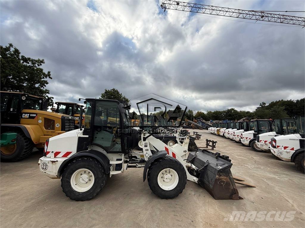 CAT 908M Kolové nakladače