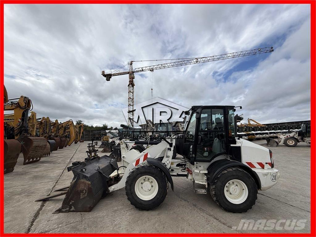 CAT 908M Kolové nakladače