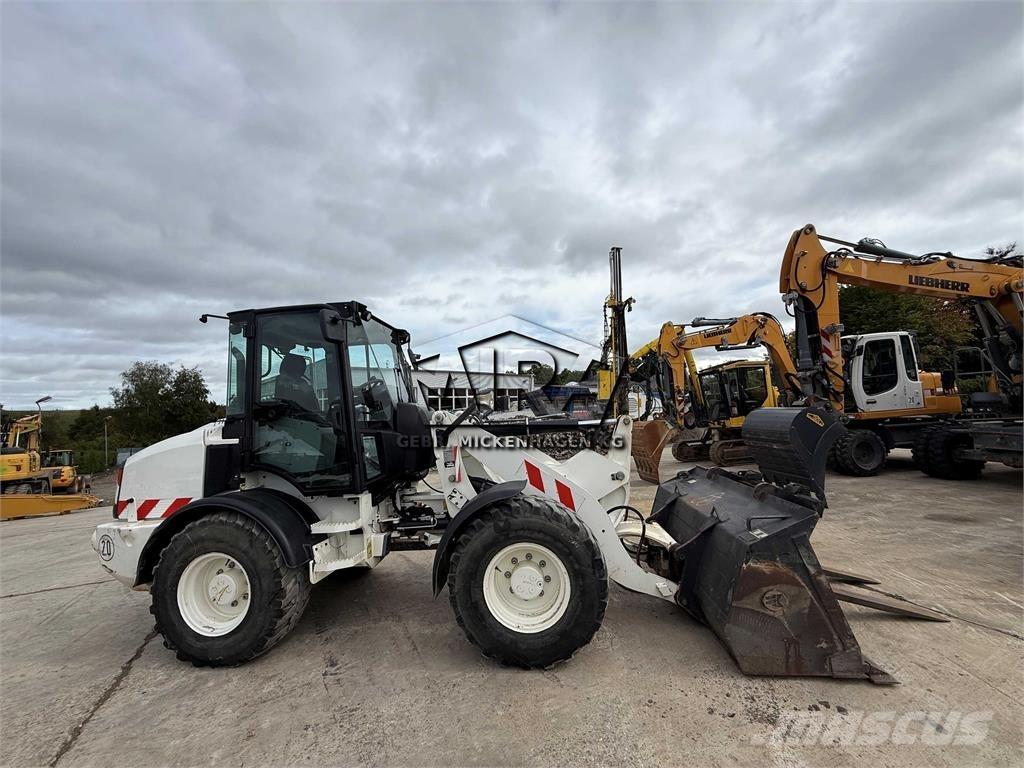 CAT 908M Kolové nakladače