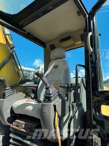 CAT 323D Pásová rýpadla
