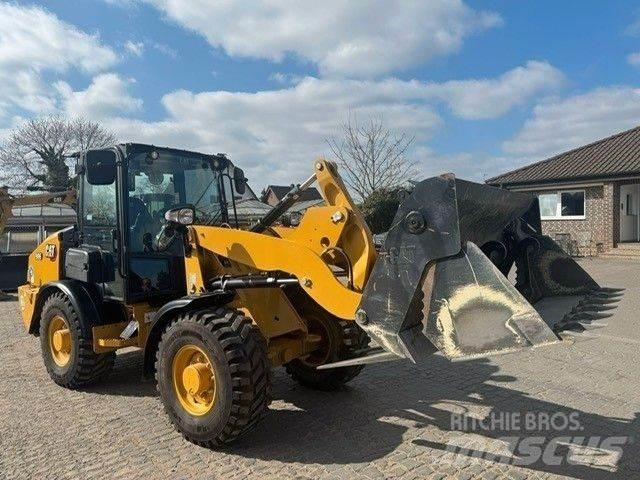 CAT 906 Kolové nakladače