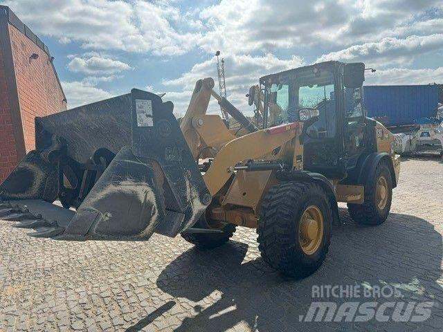 CAT 906 Kolové nakladače
