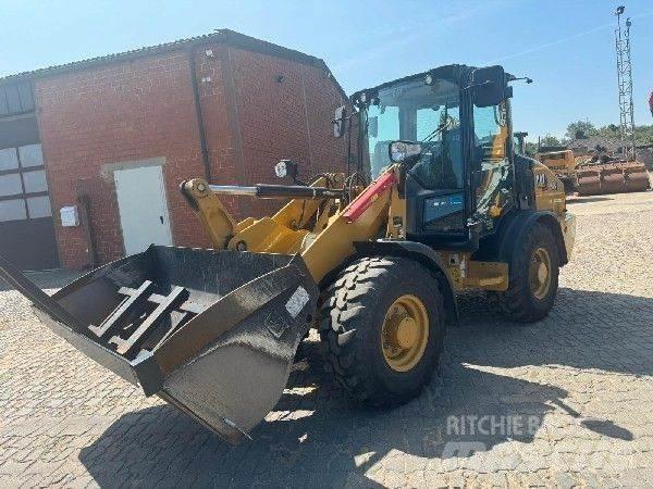 CAT 906 Kolové nakladače