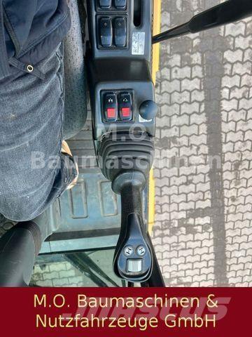 CAT MH 3022 Kolová rýpadla