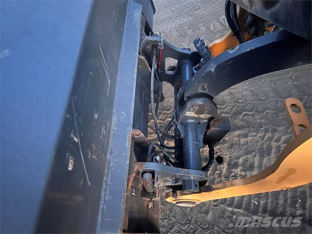 CASE 321F Kolové nakladače