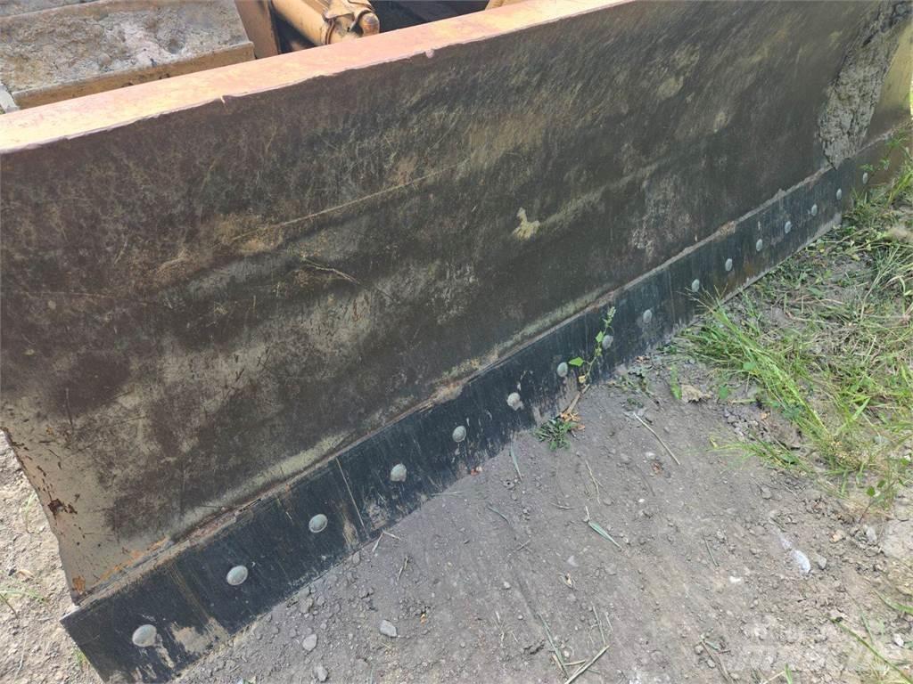 CASE 650L Pásové dozery